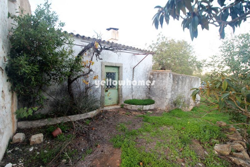 Espaçoso terreno com ruína e vista campo perto de Loule
